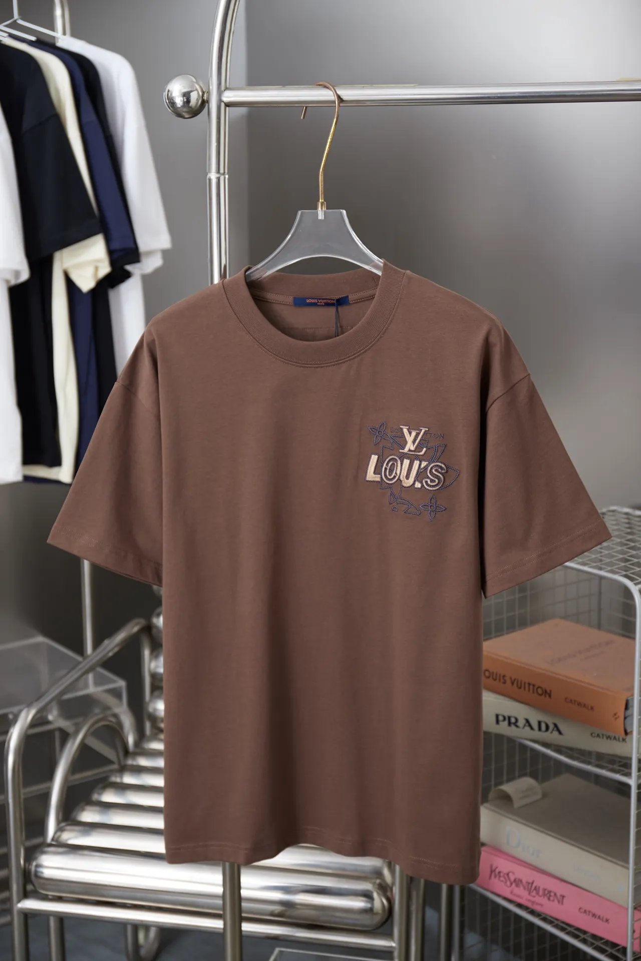 🅿️180 1V 25SS early spring new style short sleeves with embroidered letters, light luxury, a must-have item for daily commuting for men and women, correct version, welcome to compare, detailed features · 320g 100% pure cotton double yarn jersey fabric · Custom dyed in the same cylinder, special thickening 32 pieces, double-strand 1X1 thread · Imported Tajima machine embroidery with various techniques to embroider the letter logo · Double needle stitching across the seam process · Original main mark, washed tag, brand moisture-proof paper packaging Color: black/white/brown Size: S/M/L/XL